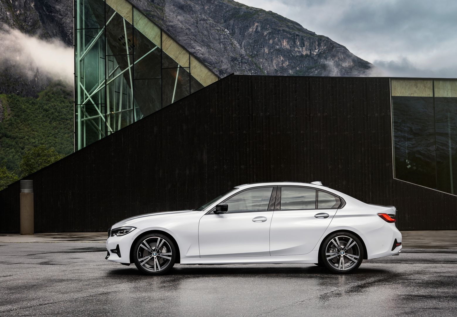 Bmw 3 Series Sedan photo 19