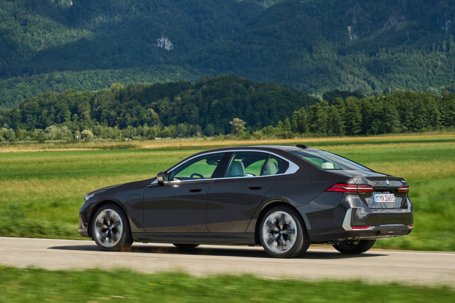 Bmw 5 Series Sedan photo 8