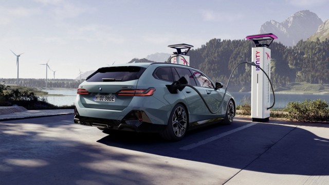 Bmw 5 Series Touring photo 24