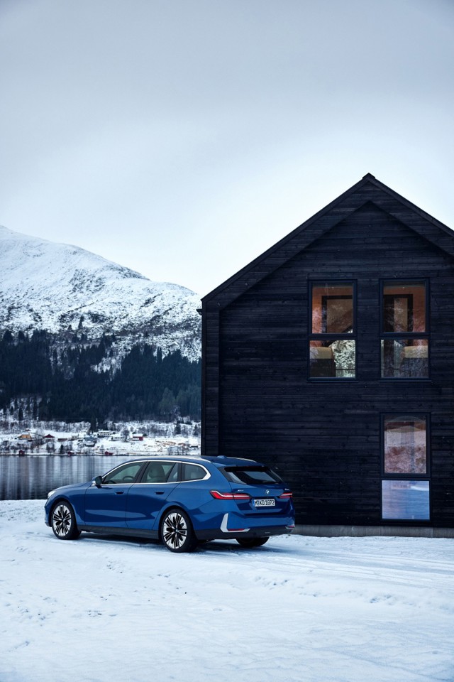 Bmw 5 Series Touring photo 30