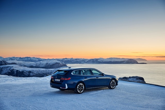 Bmw 5 Series Touring photo 35