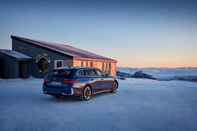 Bmw 5 Series Touring photo 36
