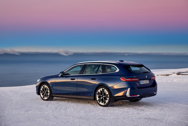 Bmw 5 Series Touring photo 37