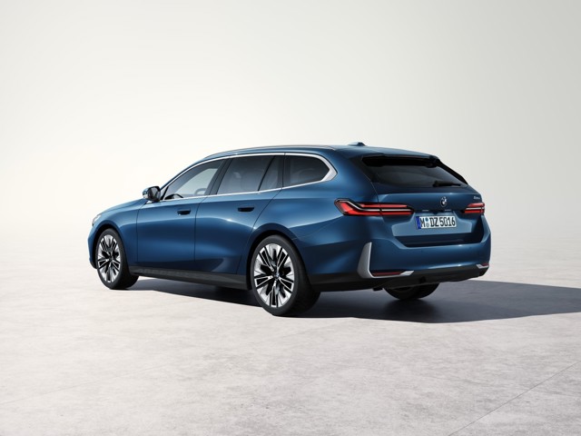 Bmw 5 Series Touring photo 2