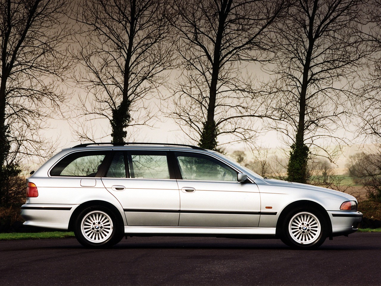 Bmw 5 Series Touring photo 22