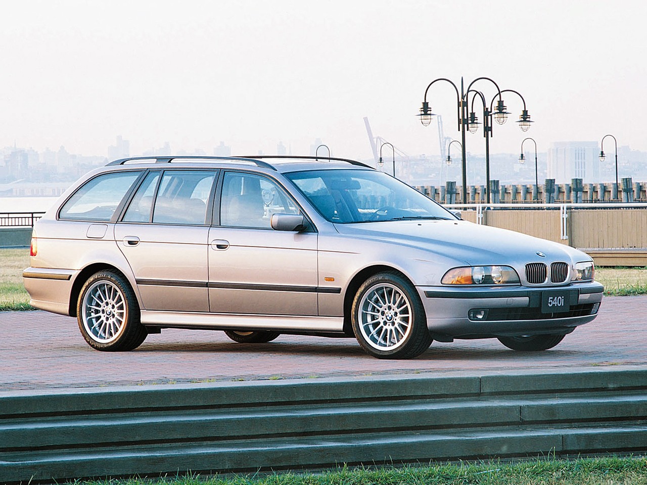 Bmw 5 Series Touring photo 23