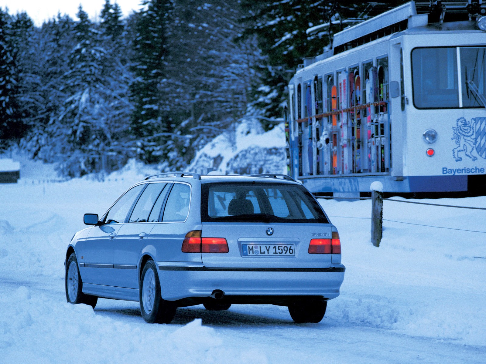 Bmw 5 Series Touring photo 26