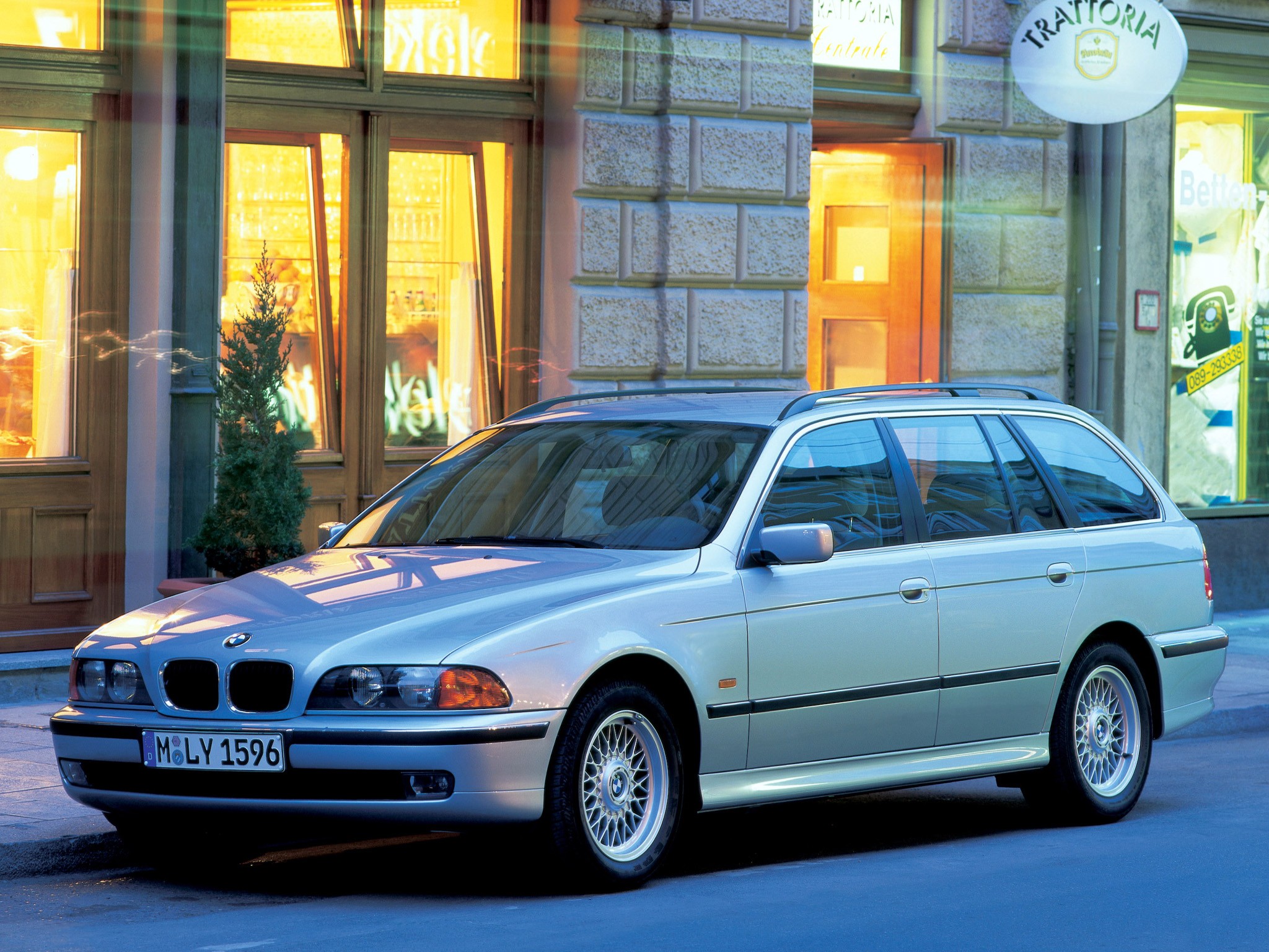 Bmw 5 Series Touring photo 35
