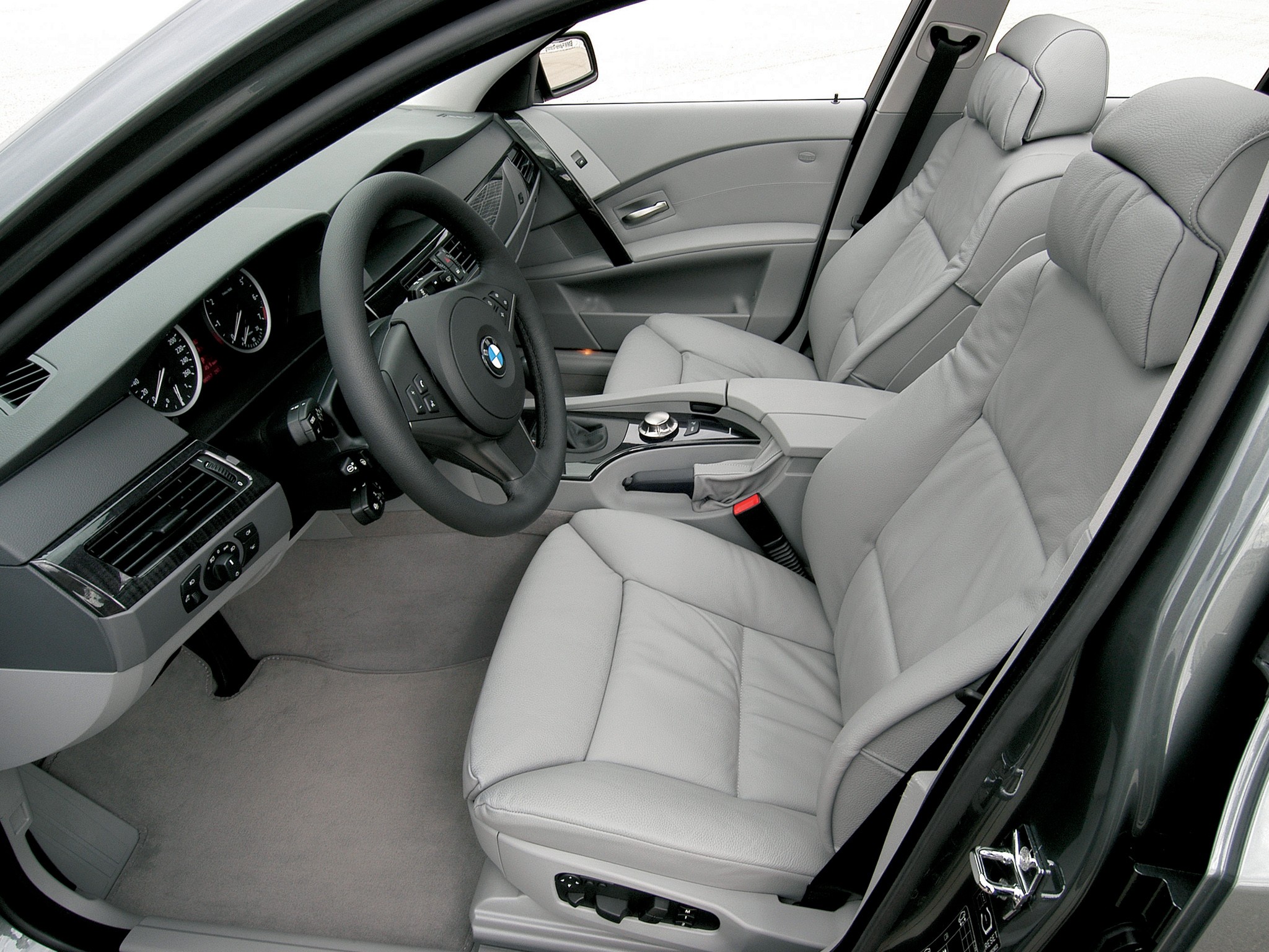 Bmw 5 Series Touring photo 90
