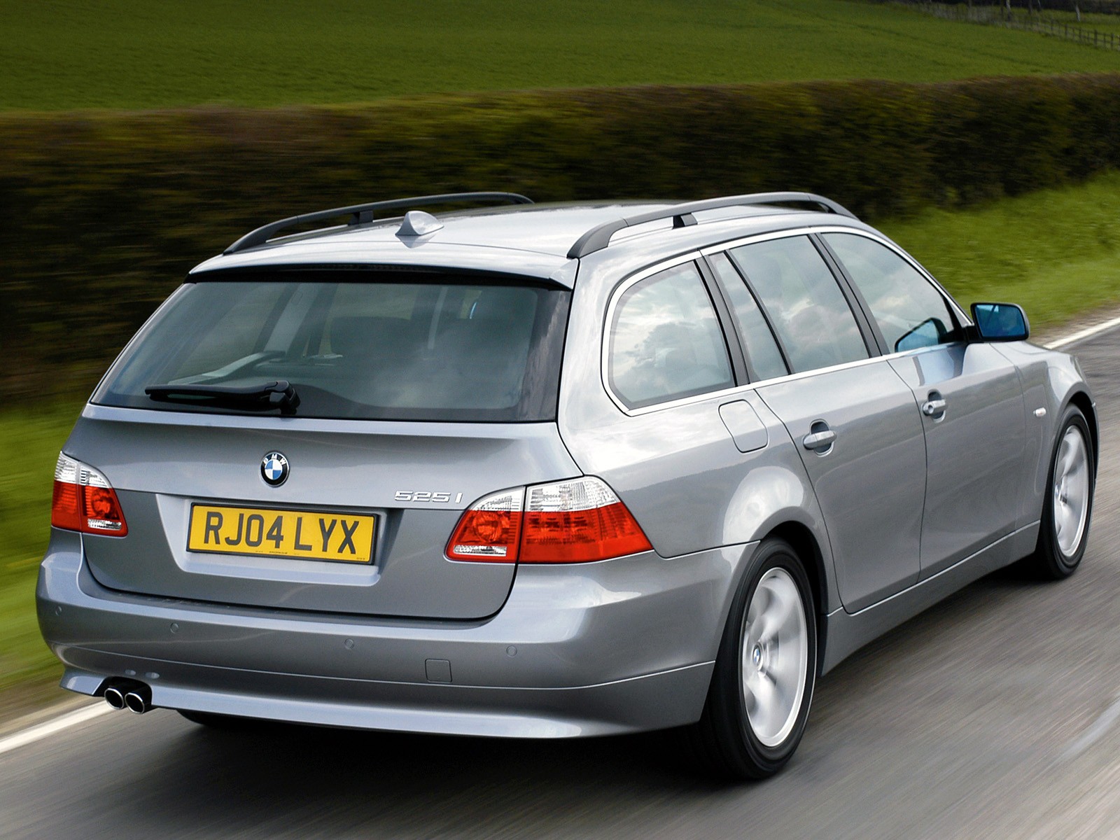 Bmw 5 Series Touring photo 17