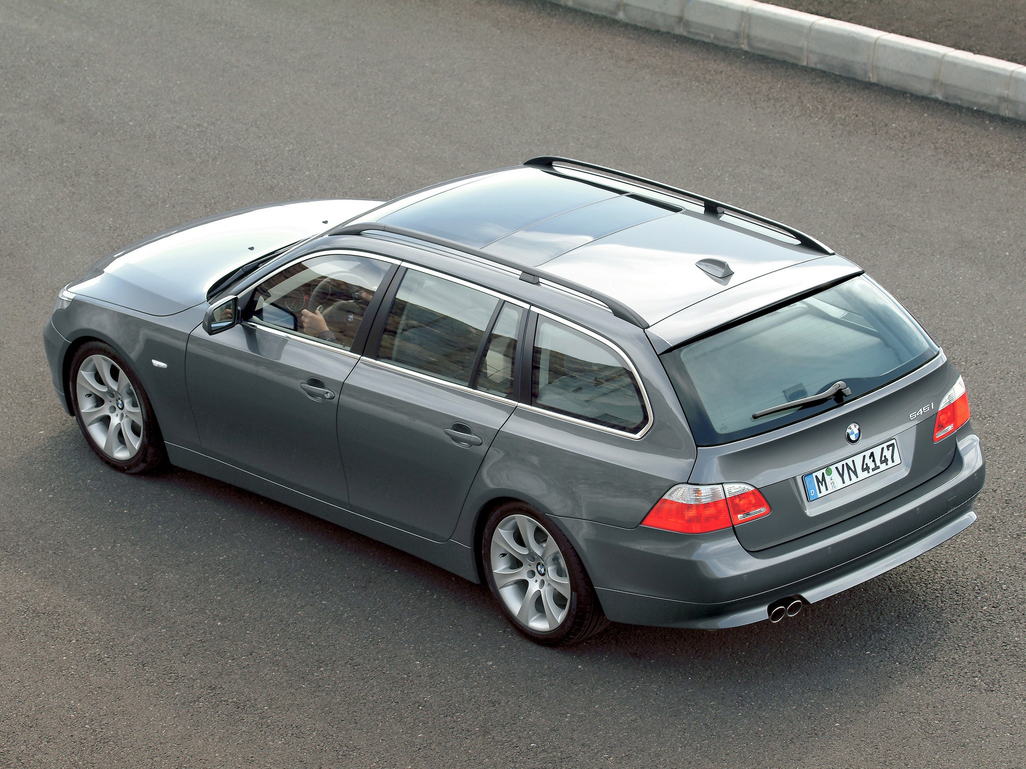 Bmw 5 Series Touring photo 38