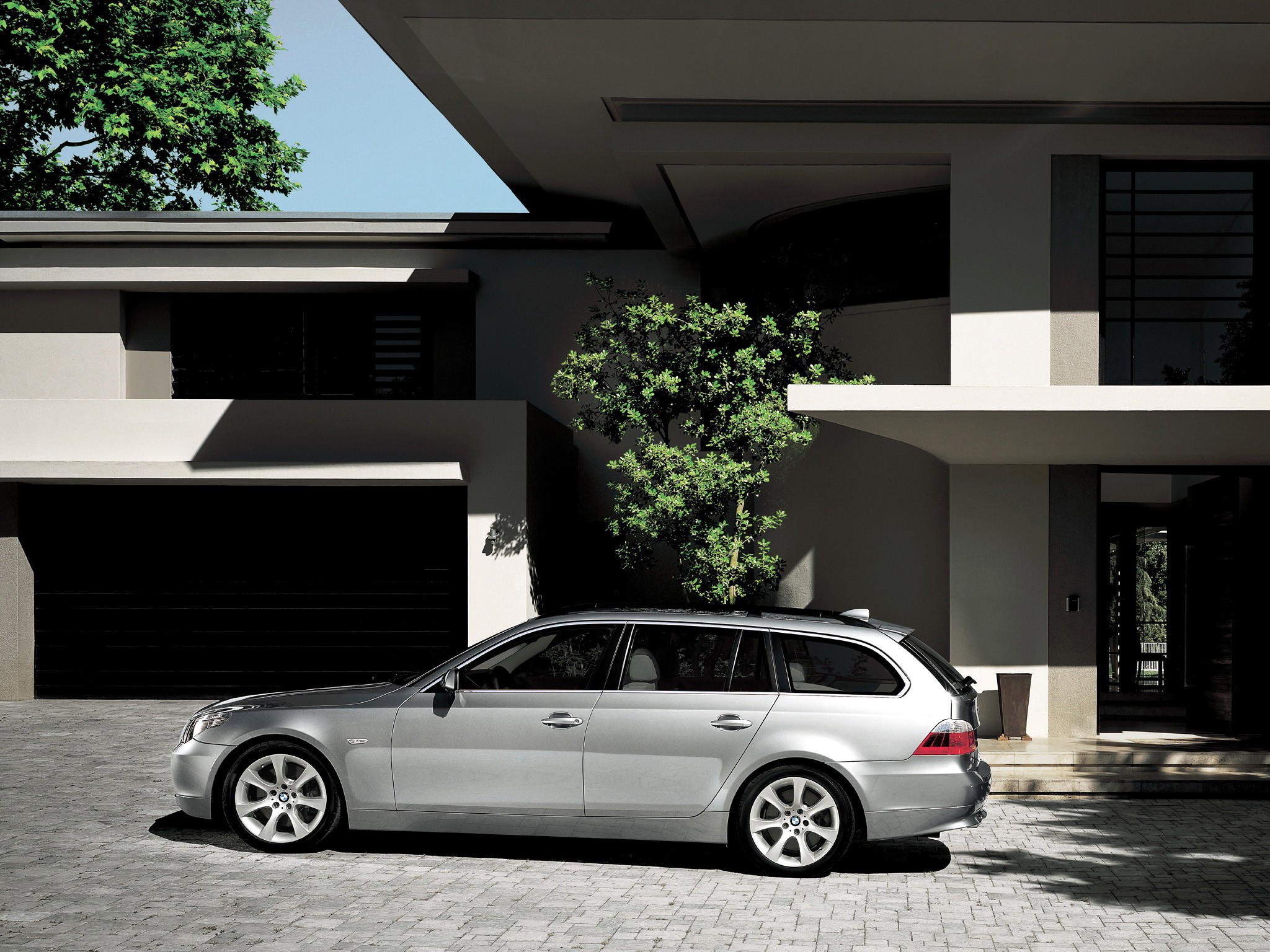 Bmw 5 Series Touring photo 45