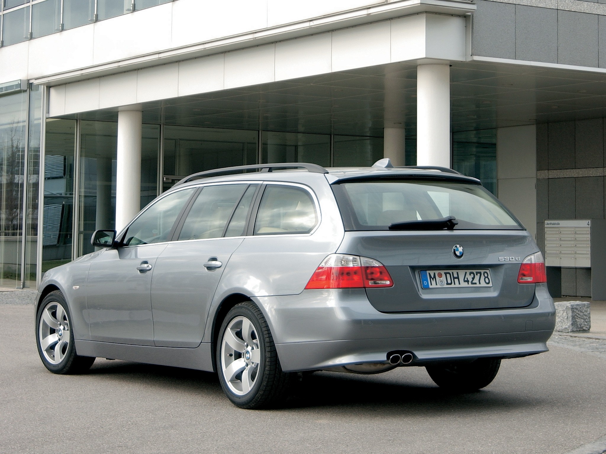Bmw 5 Series Touring photo 68