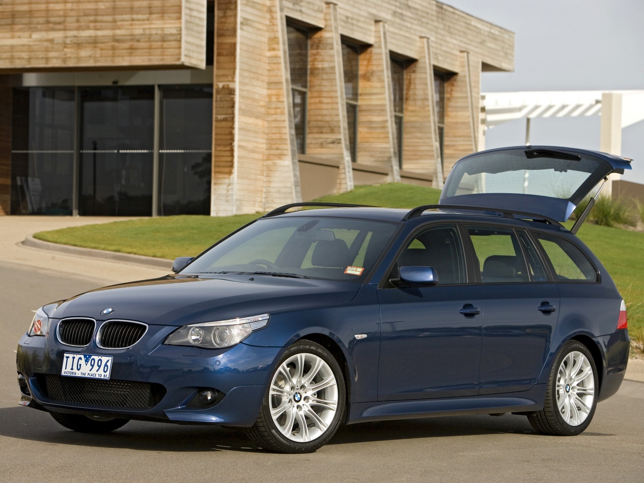 Bmw 5 Series Touring photo 77
