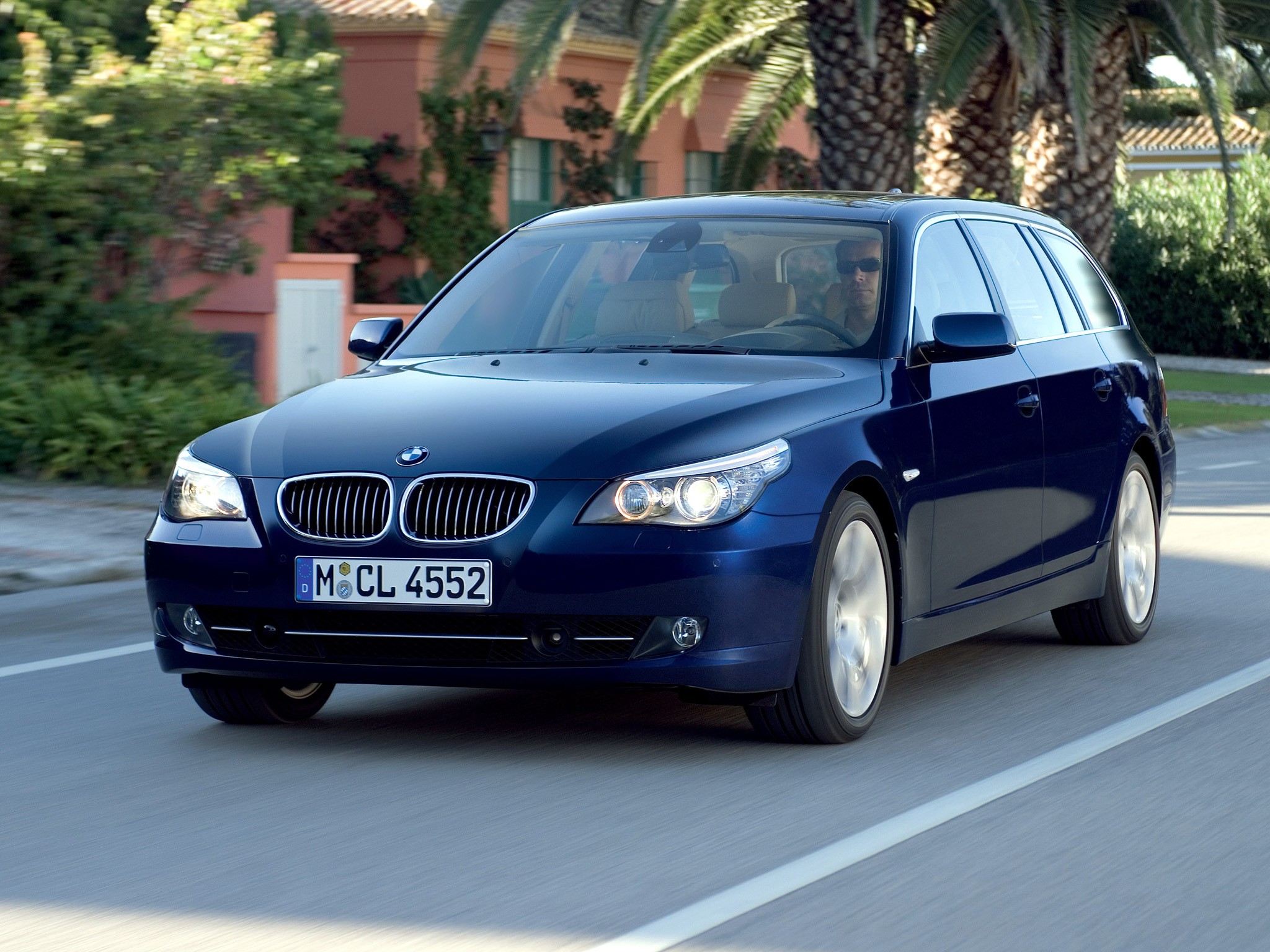 Bmw 5 Series Touring photo 22