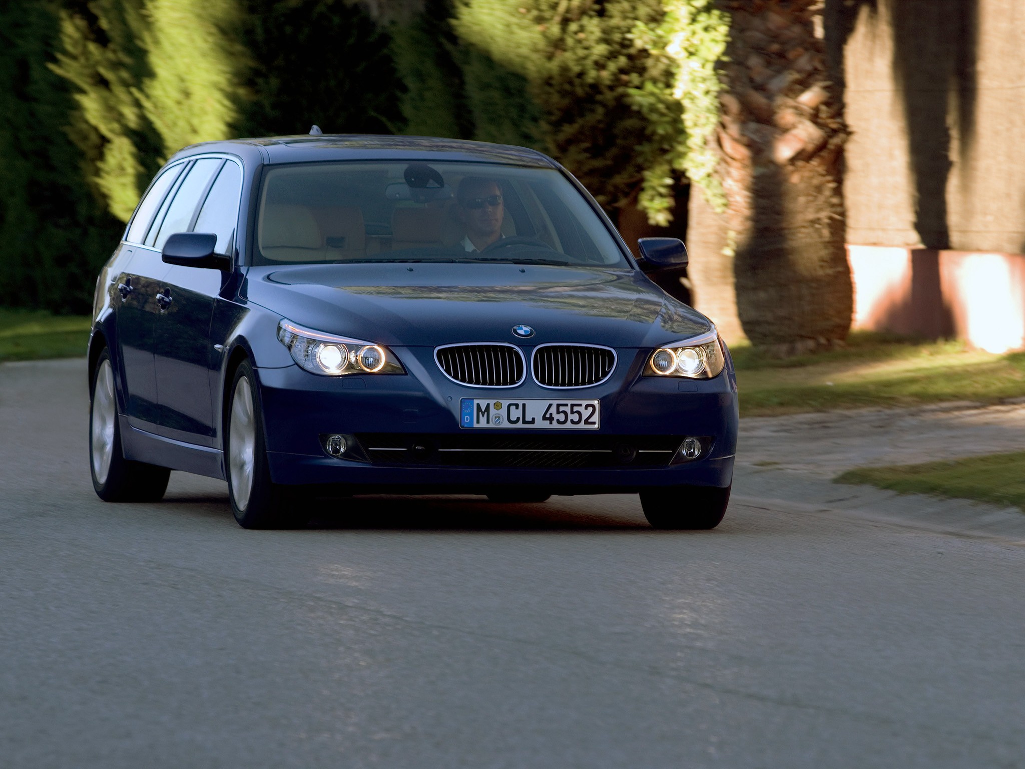 Bmw 5 Series Touring photo 23
