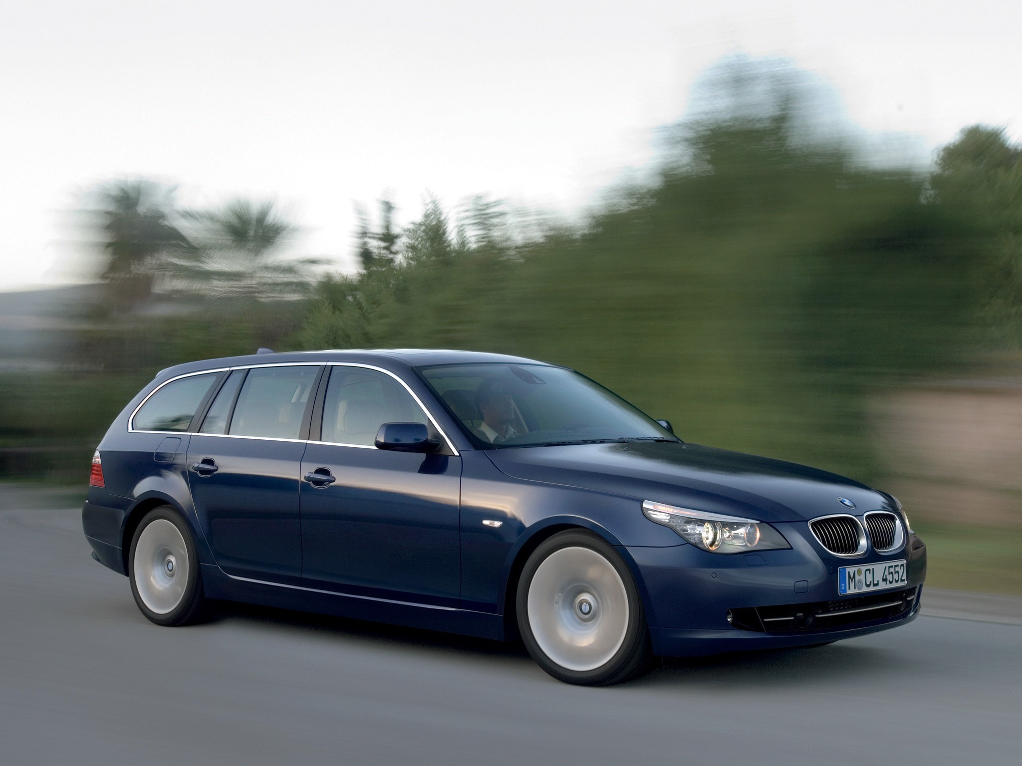 Bmw 5 Series Touring photo 26