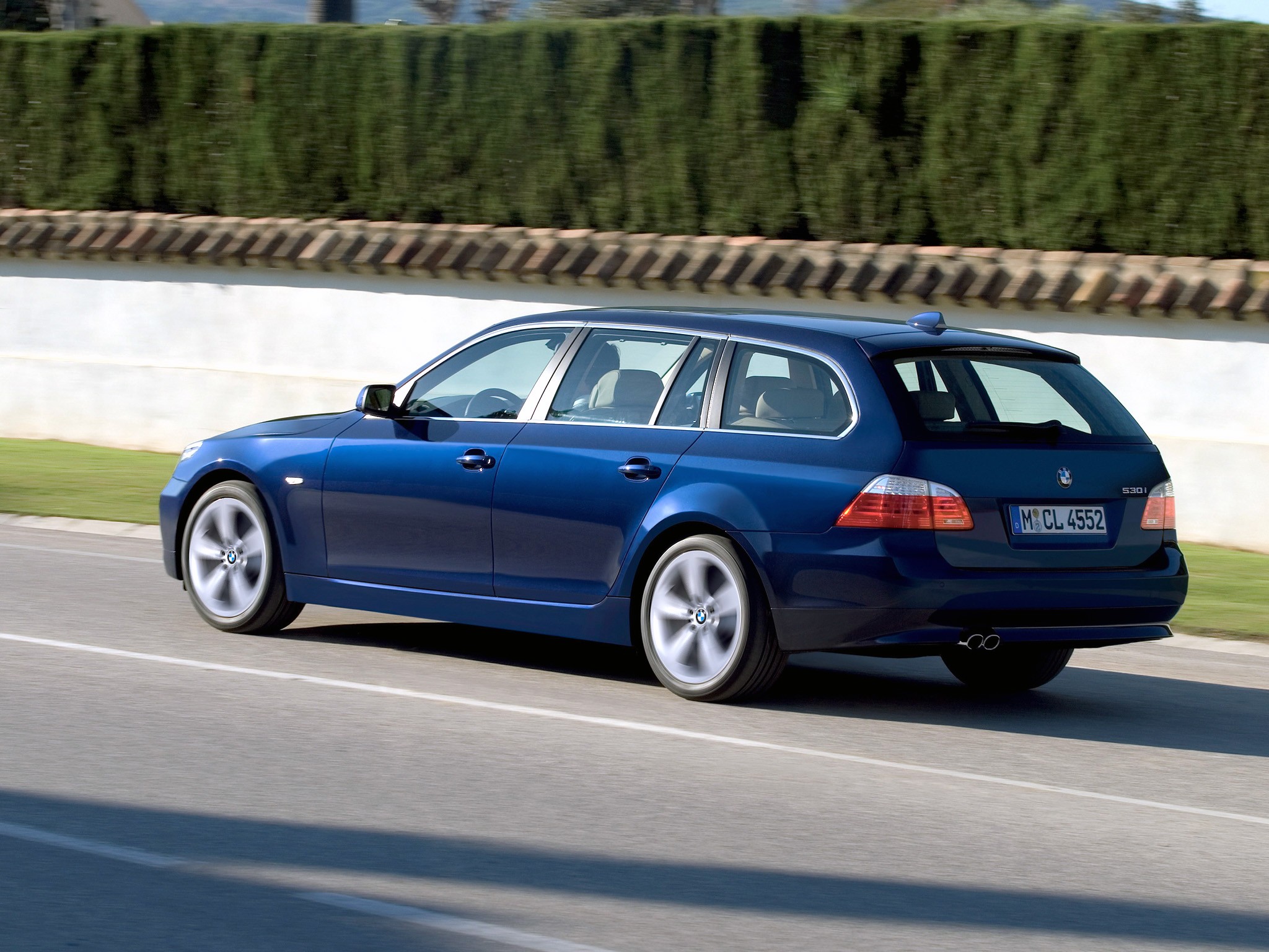 Bmw 5 Series Touring photo 27