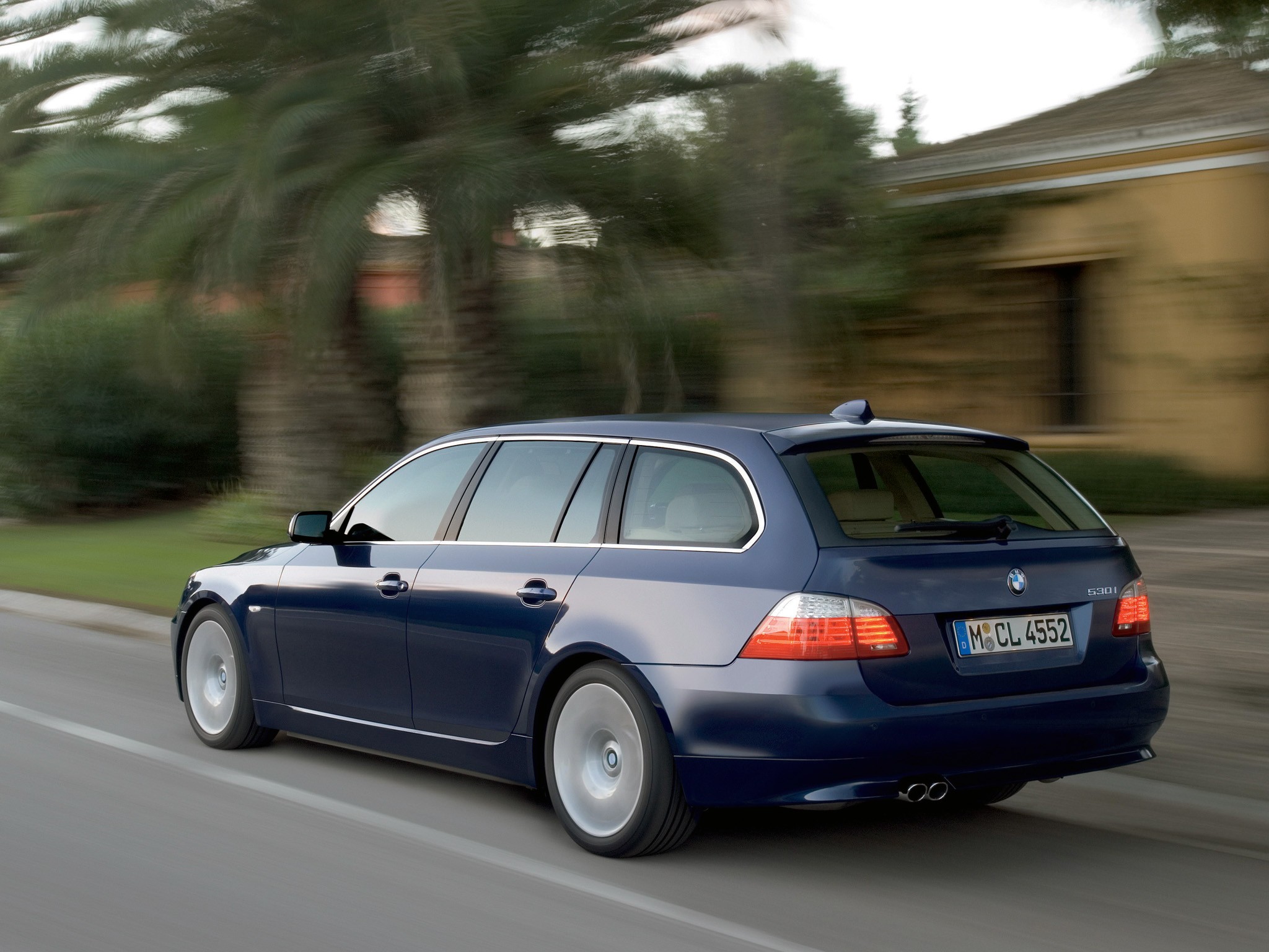 Bmw 5 Series Touring photo 28