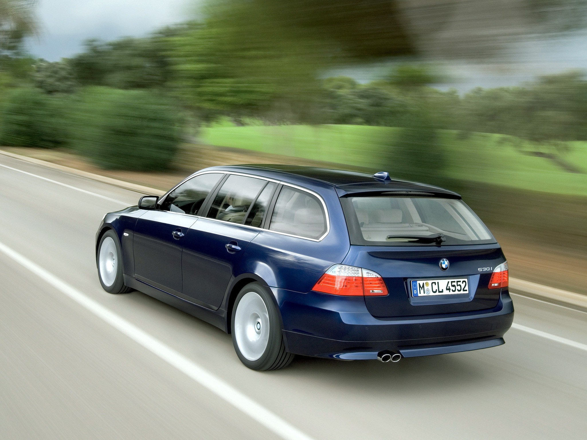 Bmw 5 Series Touring photo 29