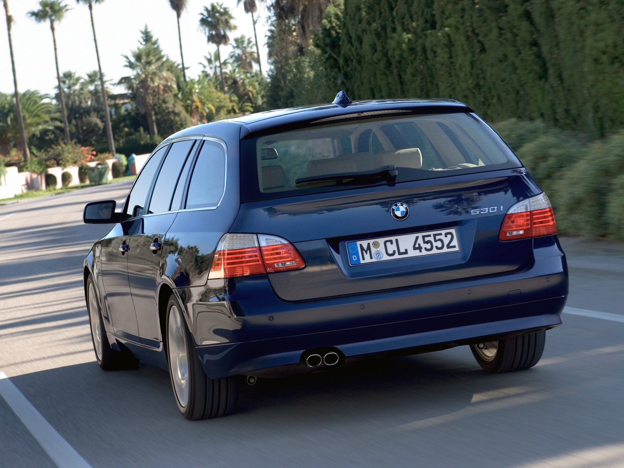 Bmw 5 Series Touring photo 30