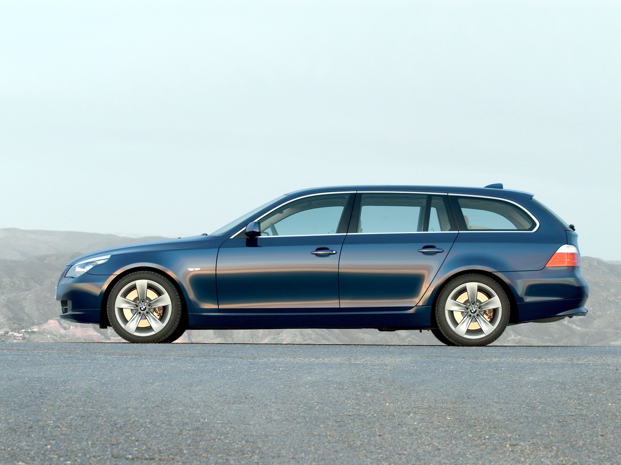 Bmw 5 Series Touring photo 35