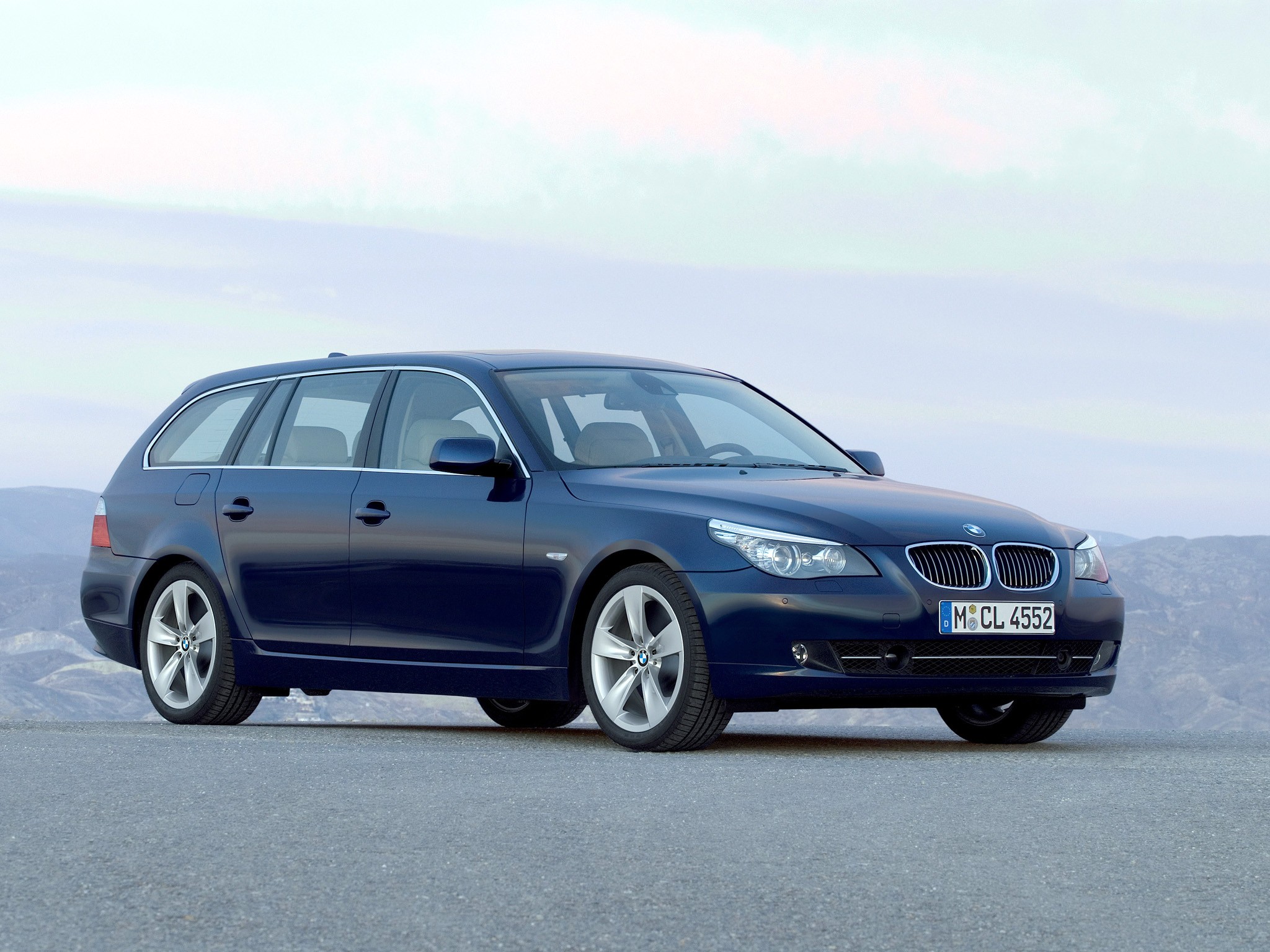 Bmw 5 Series Touring photo 36