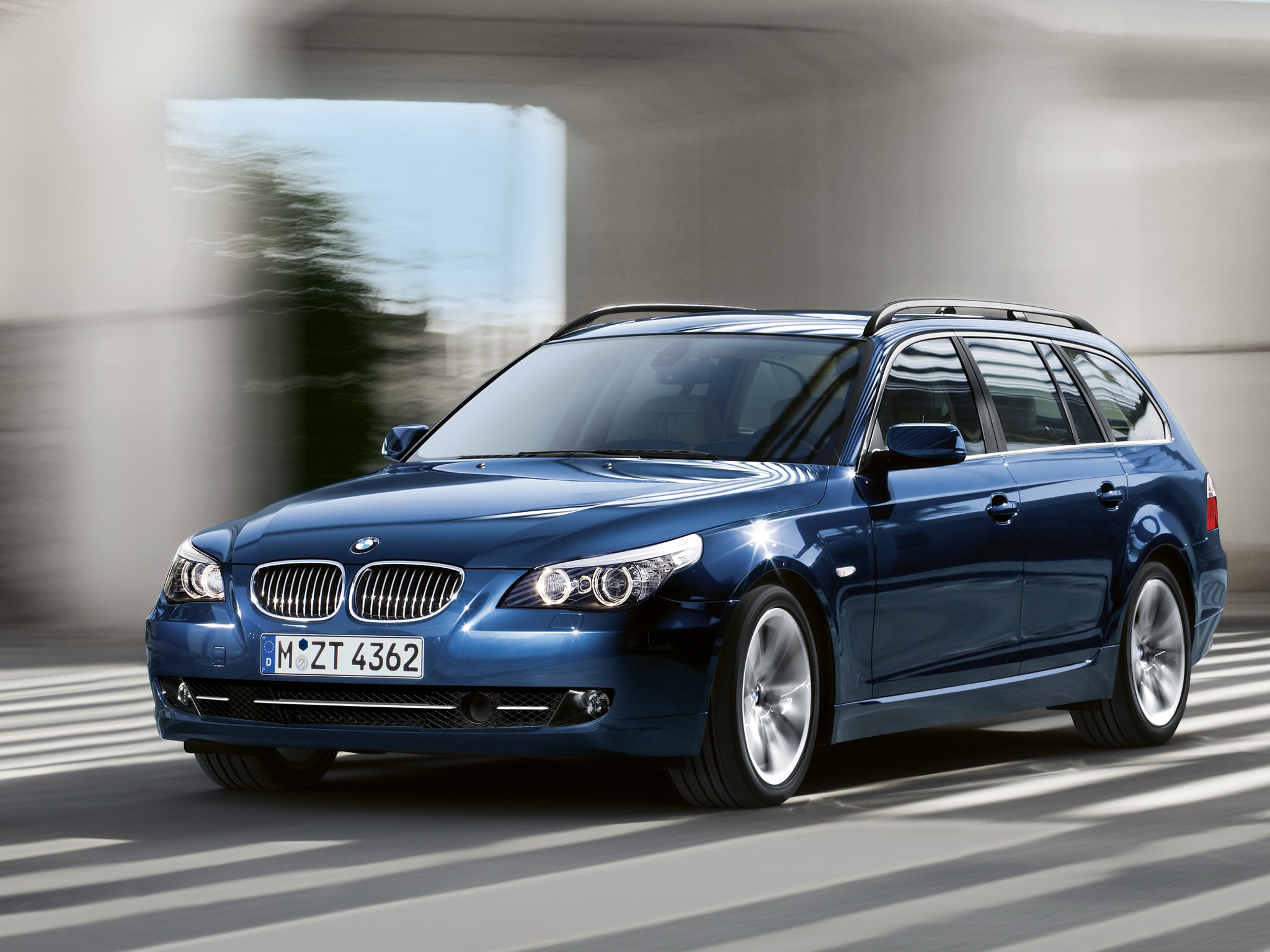 Bmw 5 Series Touring photo 38