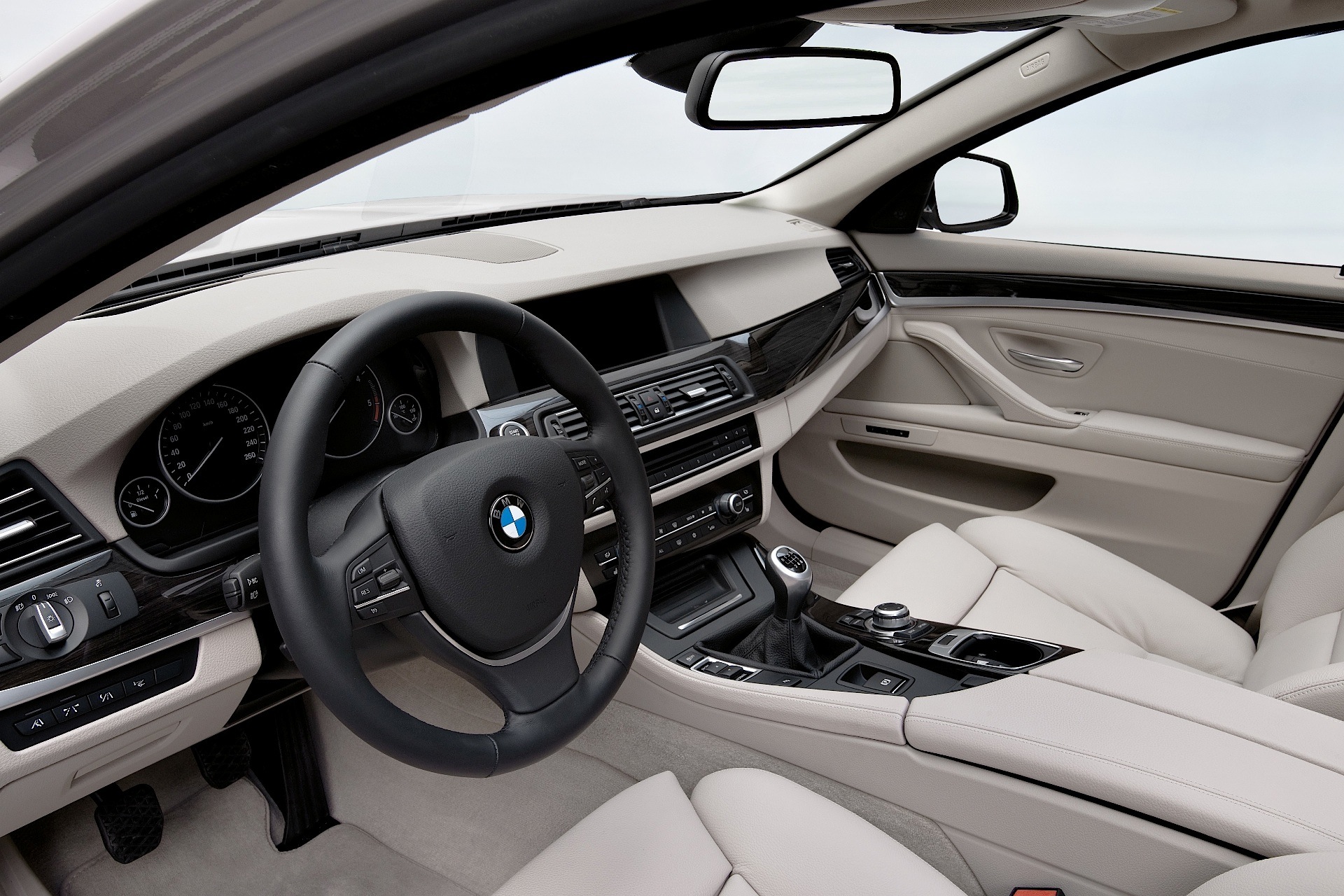 Bmw 5 Series Touring photo 57