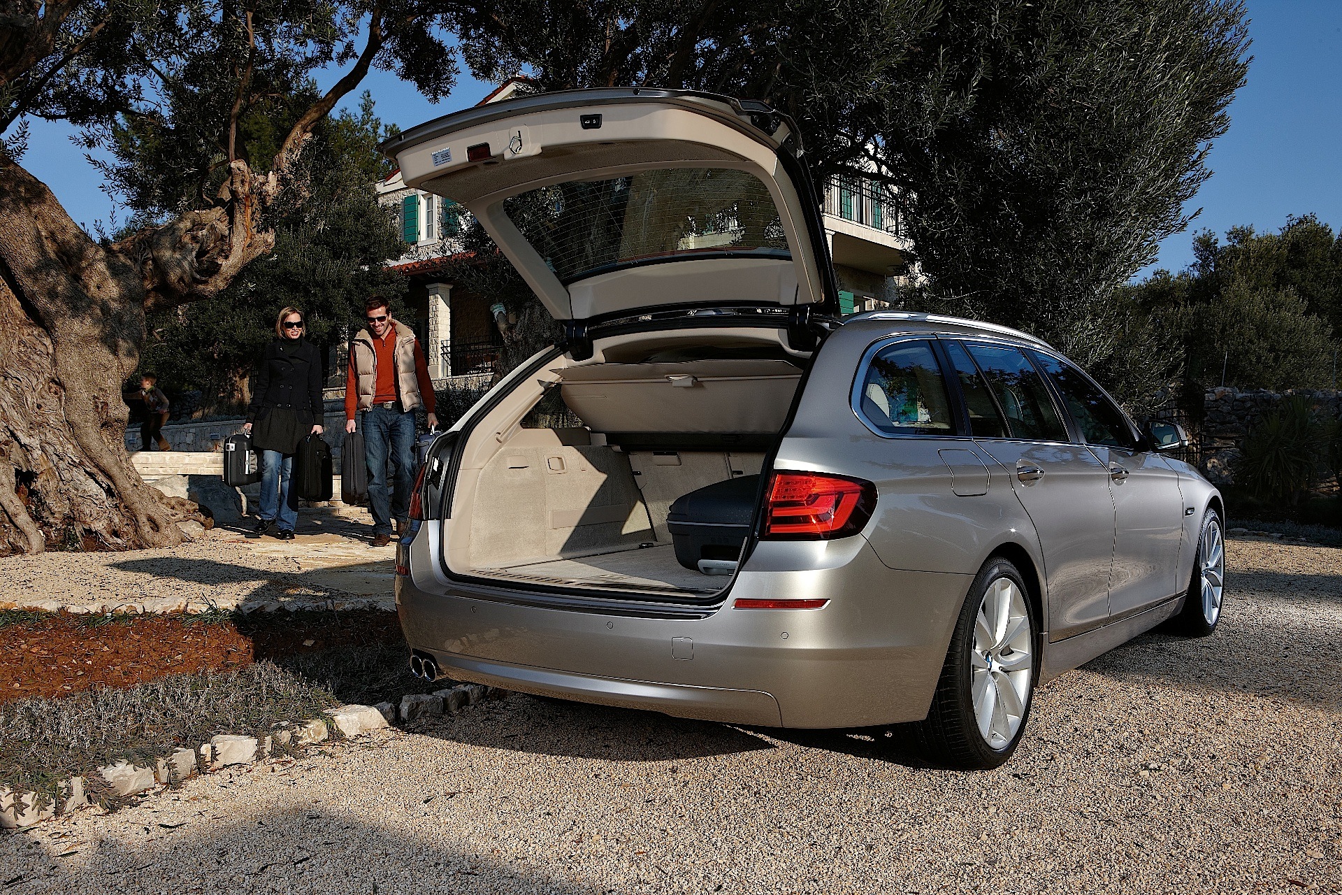 Bmw 5 Series Touring photo 2
