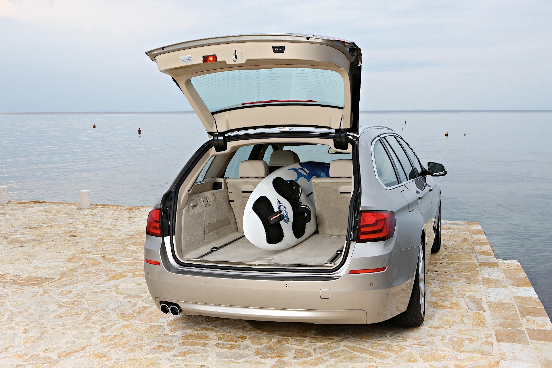 Bmw 5 Series Touring photo 6