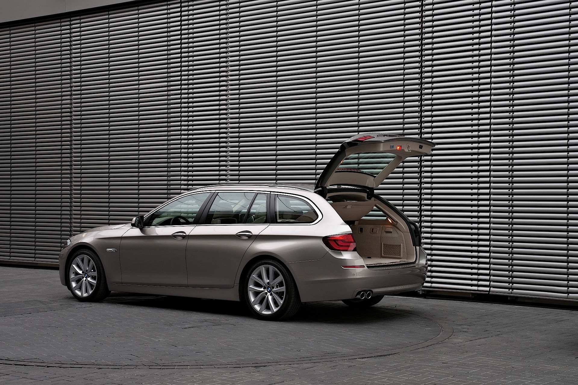 Bmw 5 Series Touring photo 10
