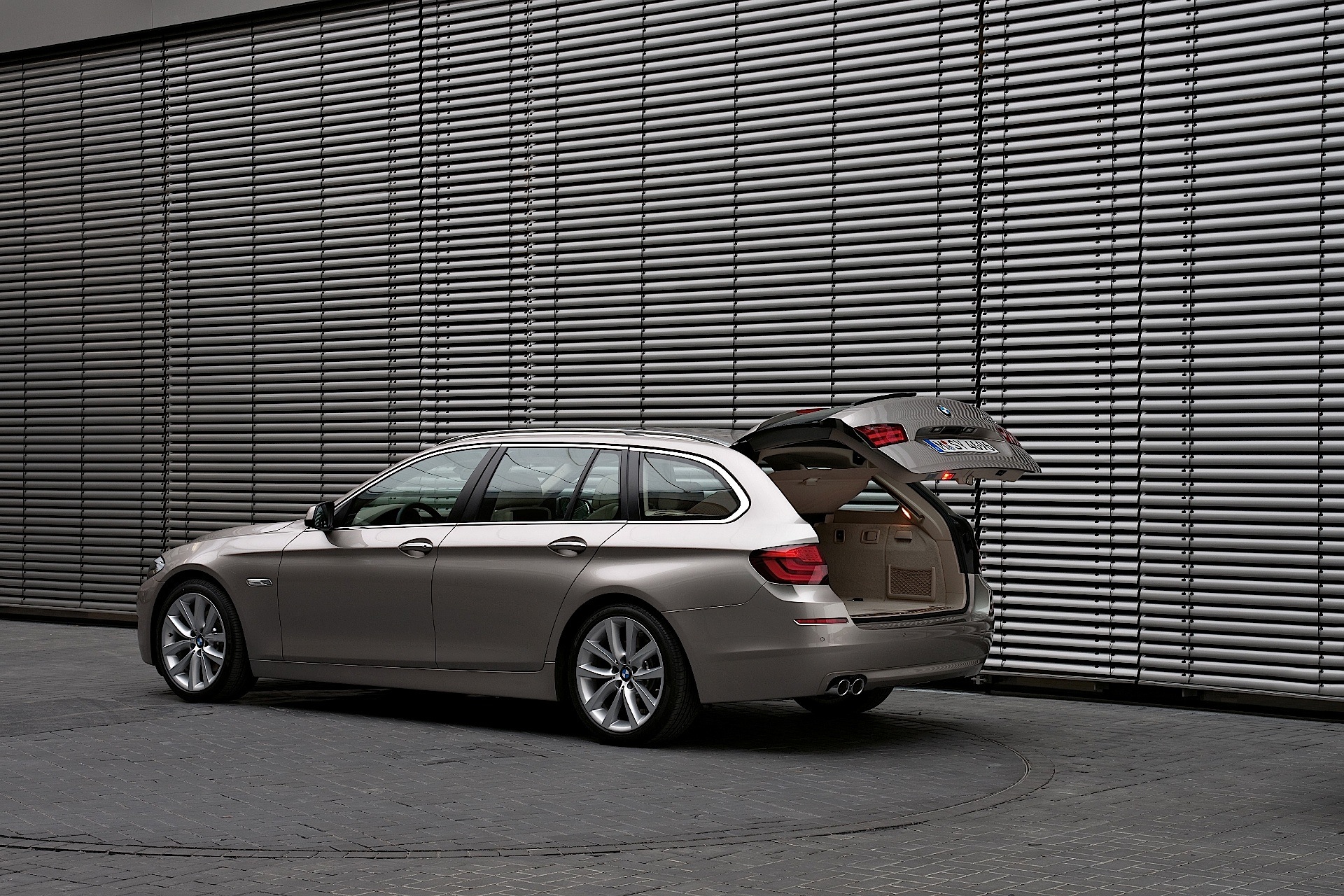 Bmw 5 Series Touring photo 11