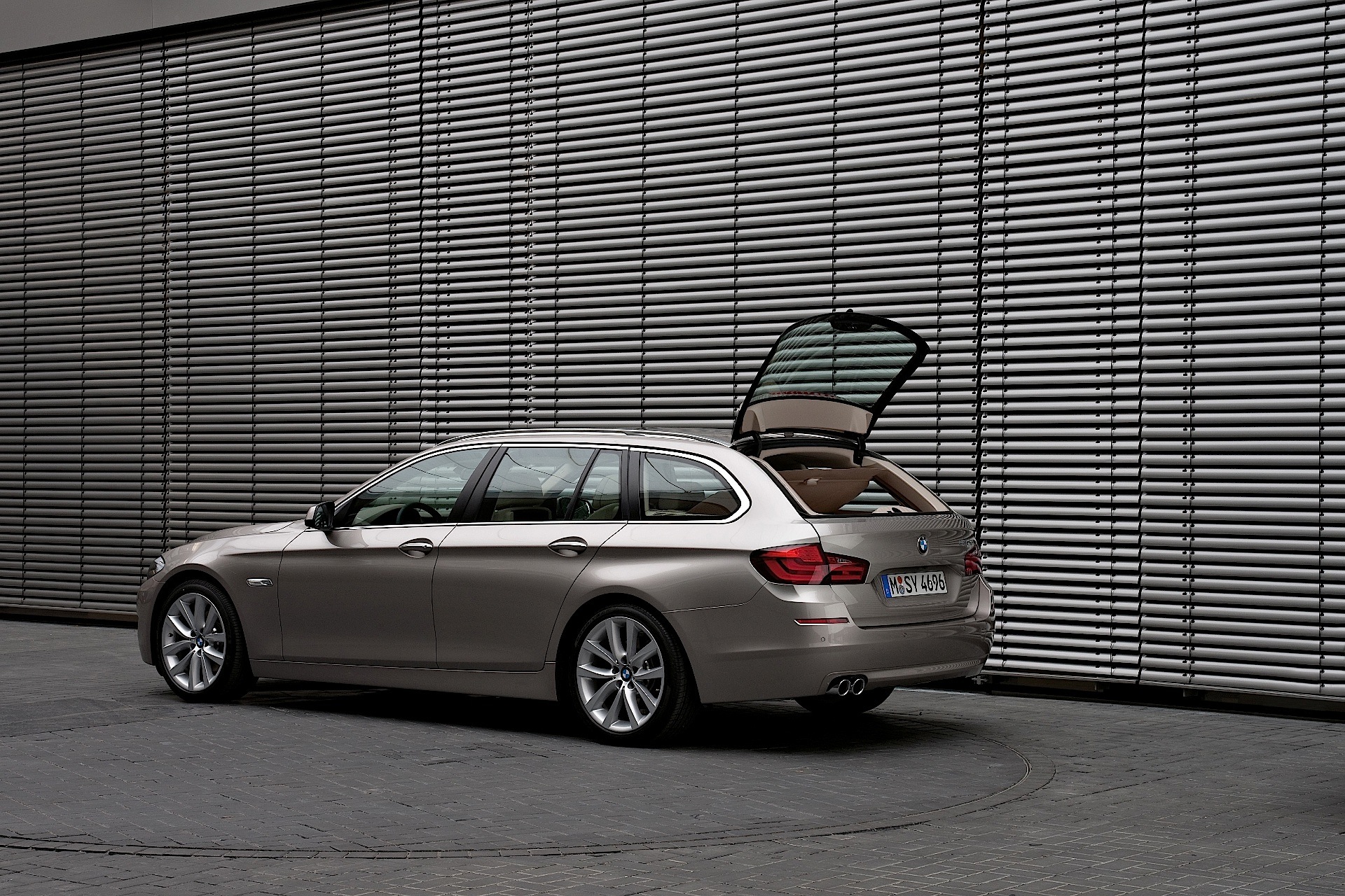 Bmw 5 Series Touring photo 12
