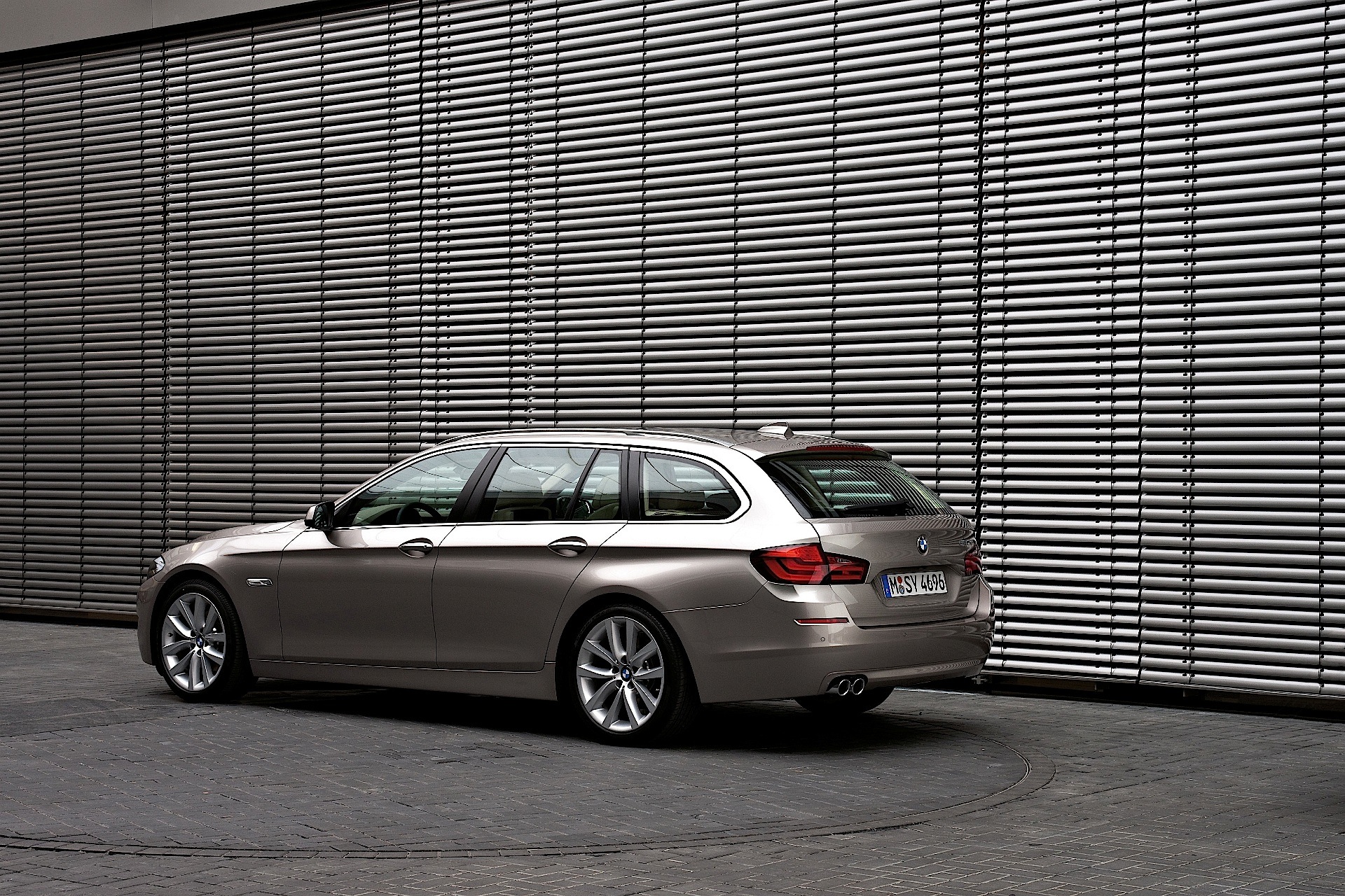 Bmw 5 Series Touring photo 13