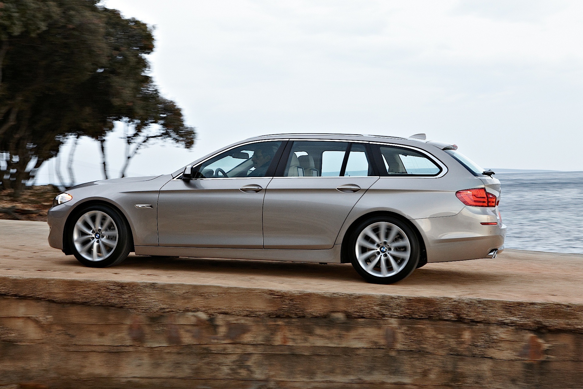 Bmw 5 Series Touring photo 16
