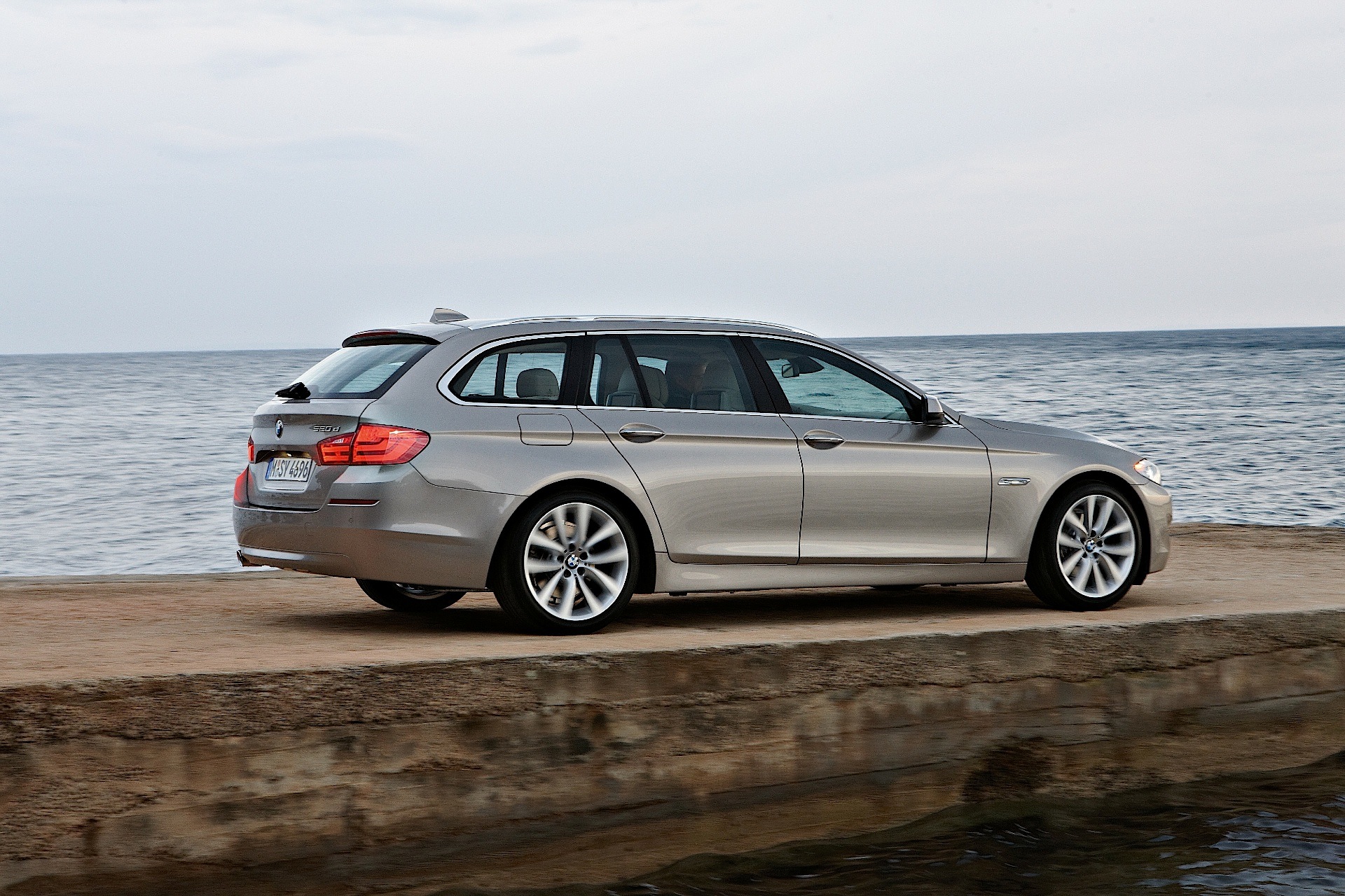 Bmw 5 Series Touring photo 17