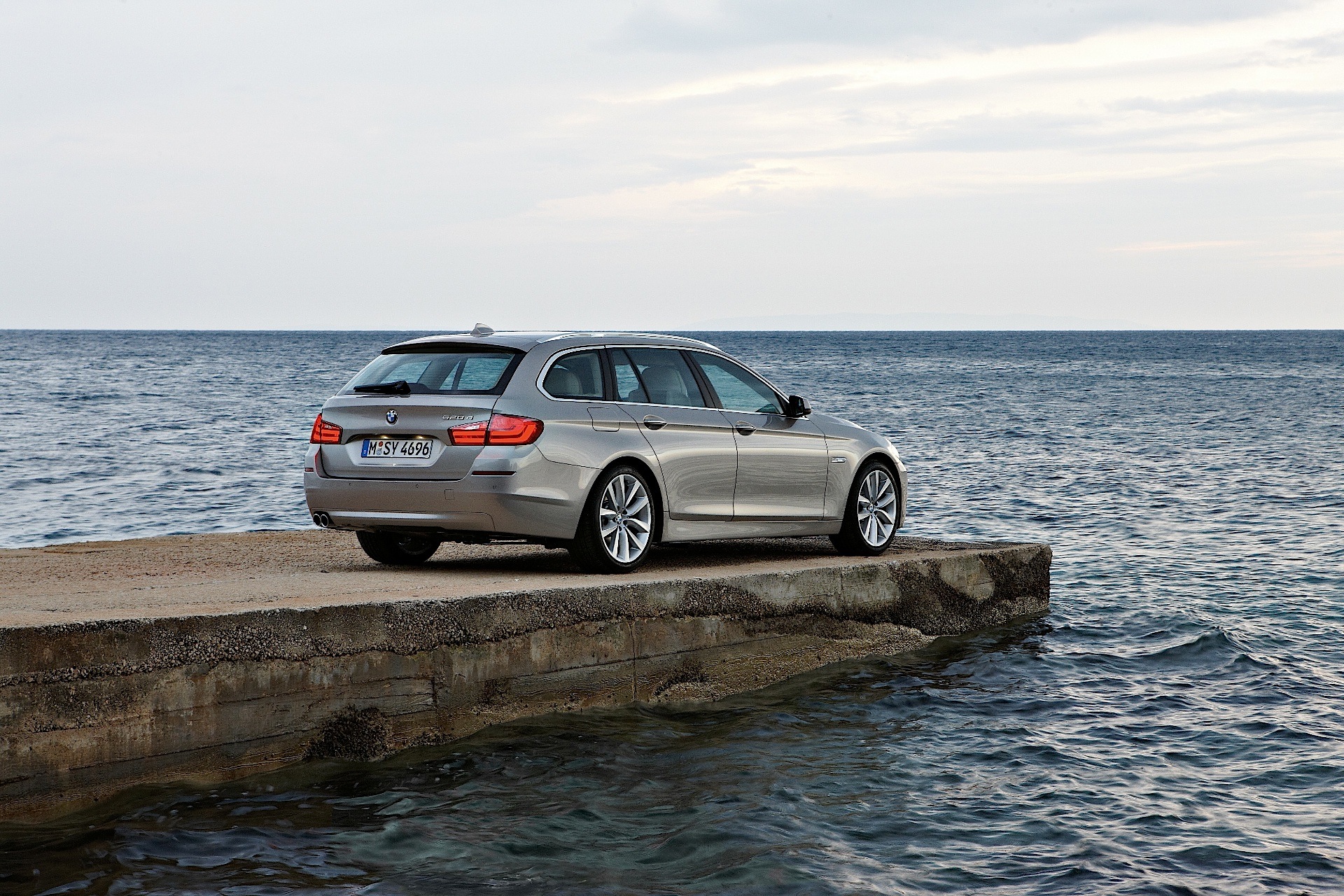 Bmw 5 Series Touring photo 18