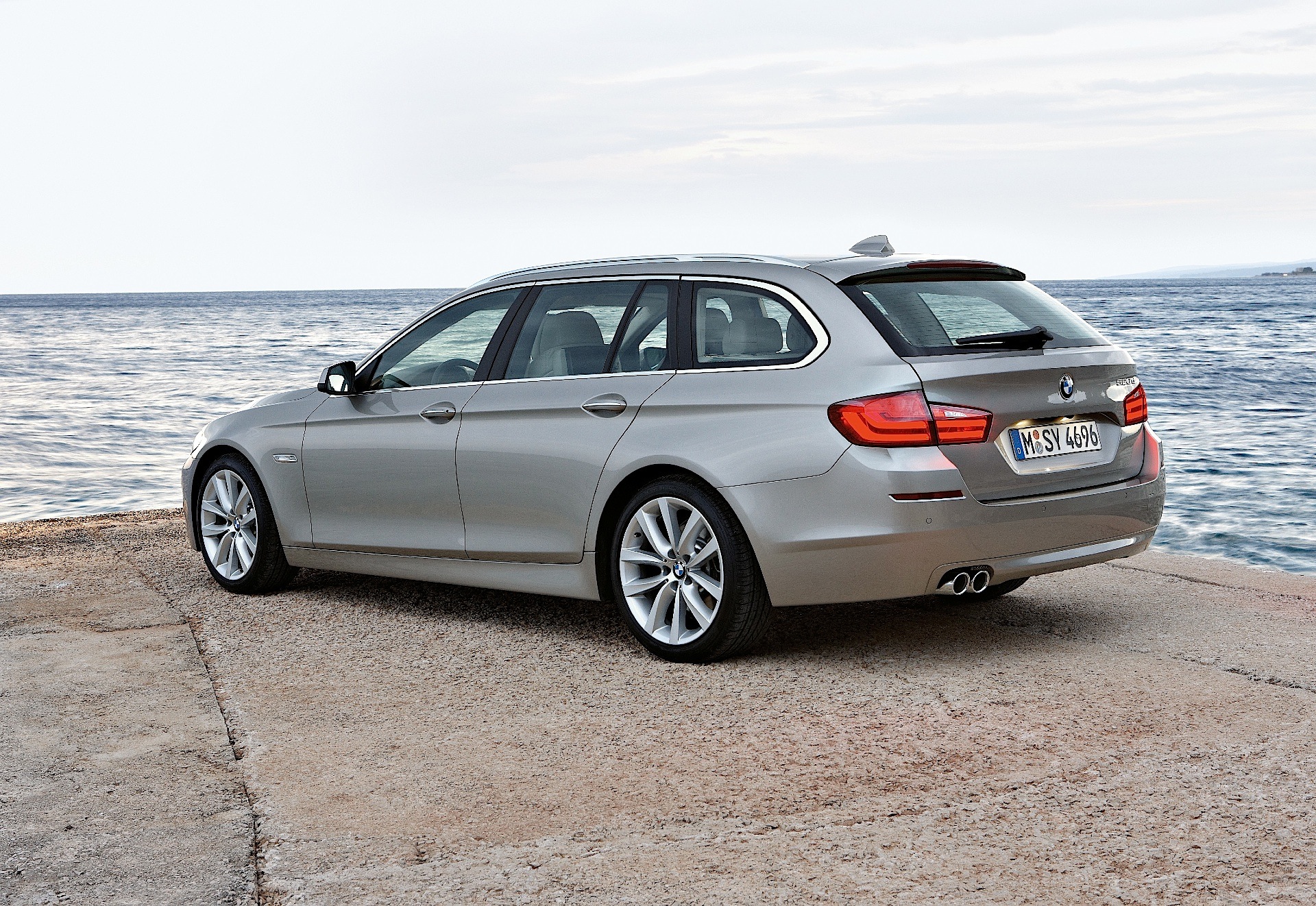 Bmw 5 Series Touring photo 19