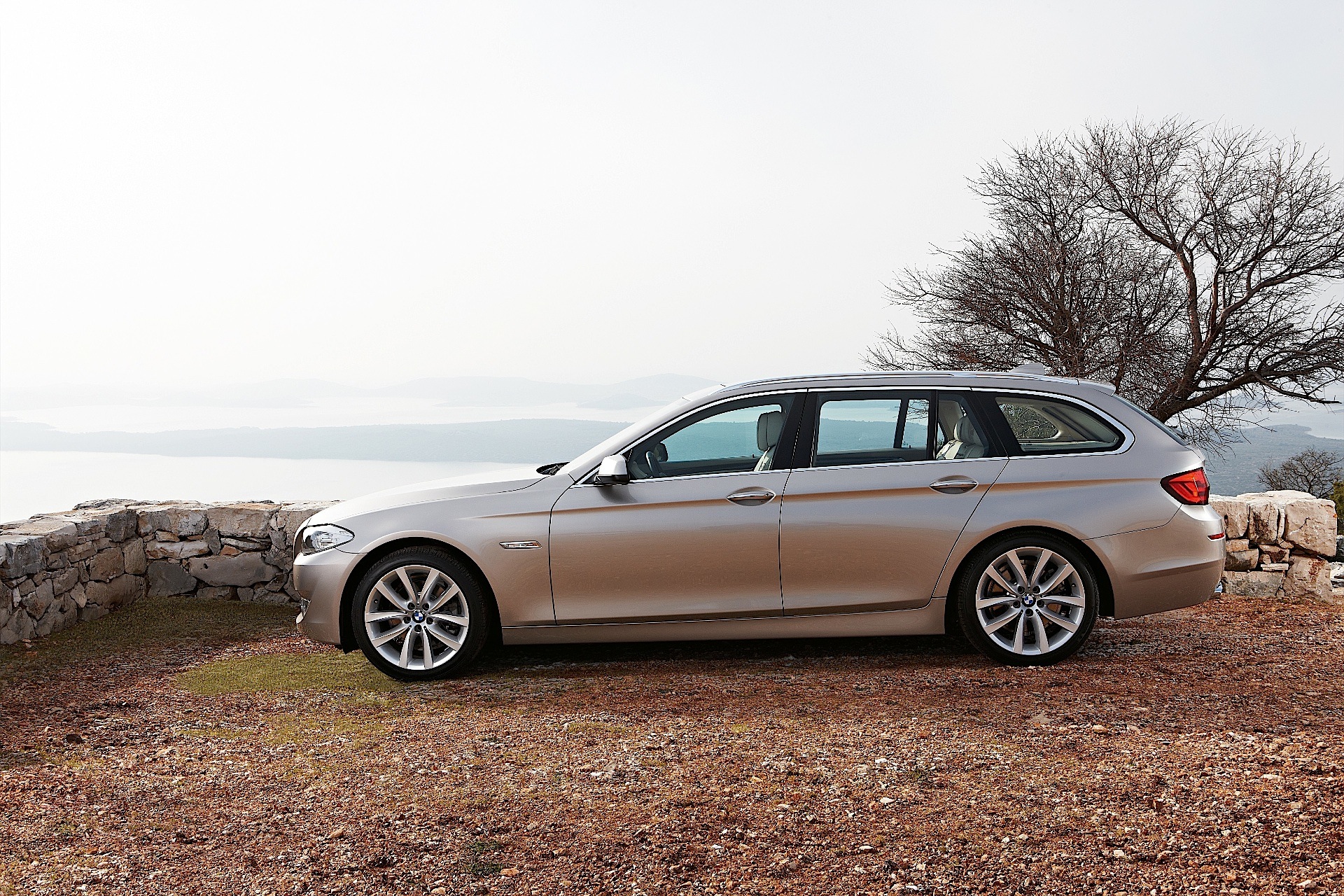 Bmw 5 Series Touring photo 20