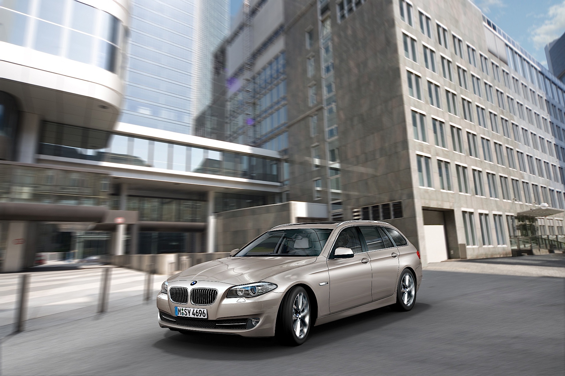 Bmw 5 Series Touring photo 21