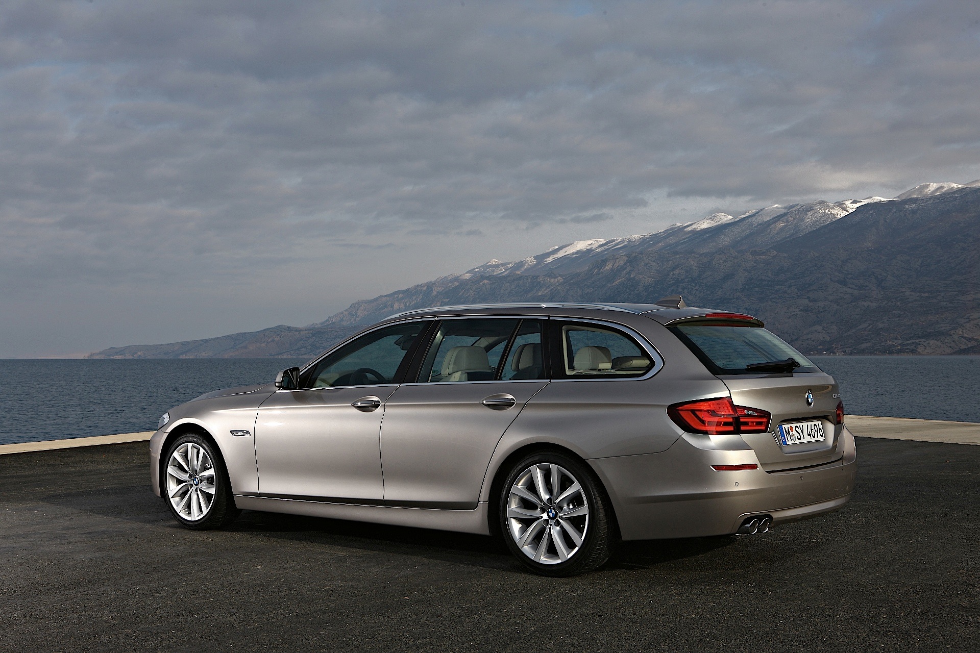 Bmw 5 Series Touring photo 26