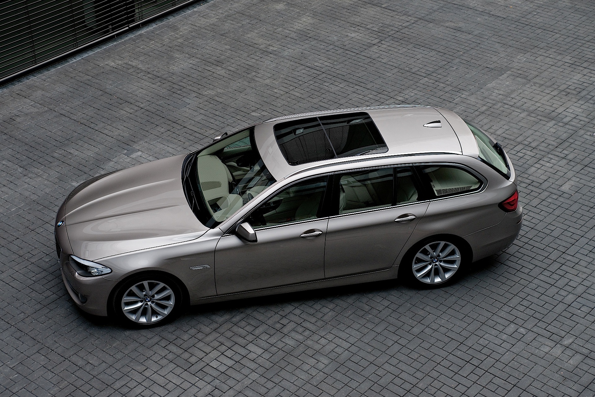 Bmw 5 Series Touring photo 29