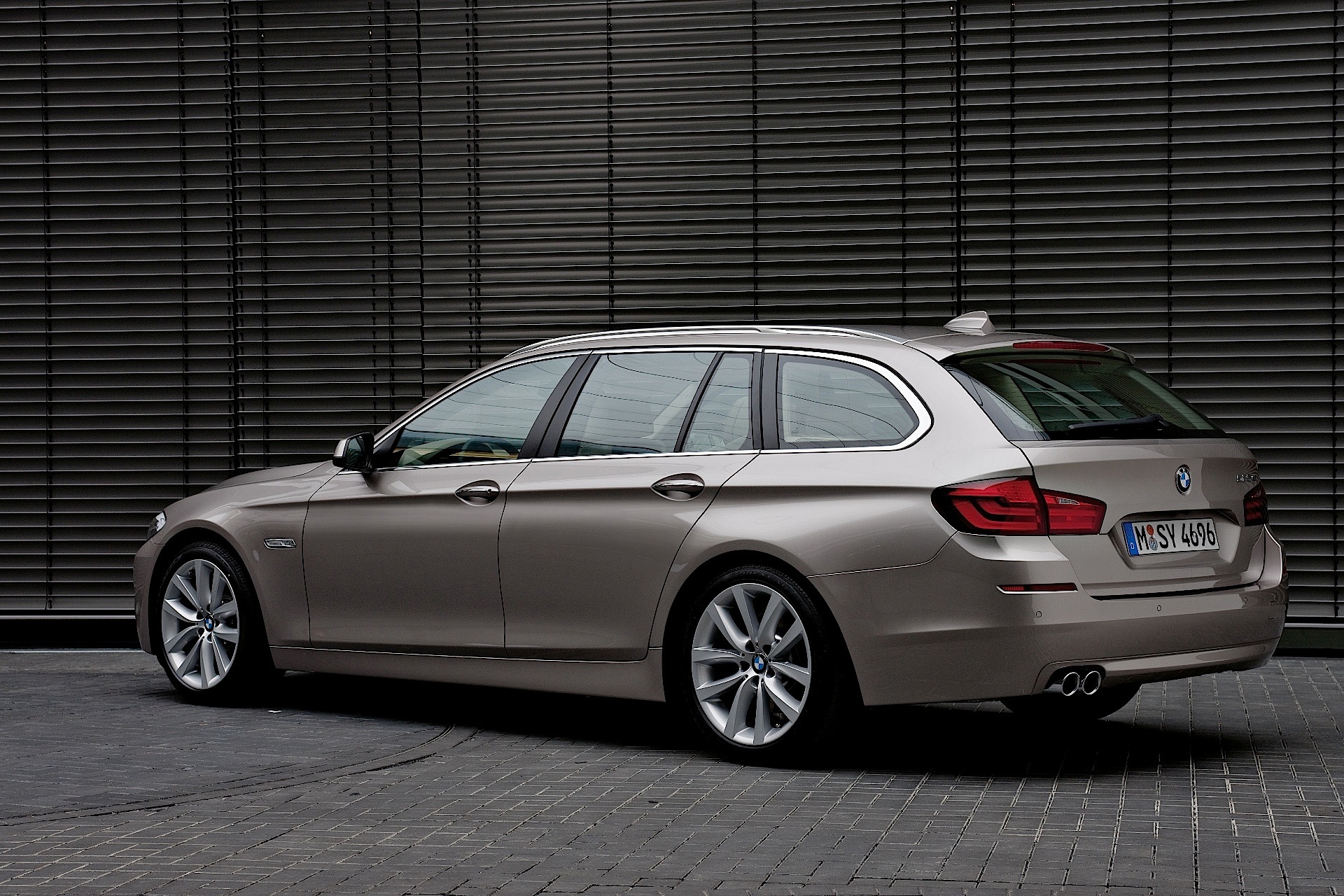 Bmw 5 Series Touring photo 31