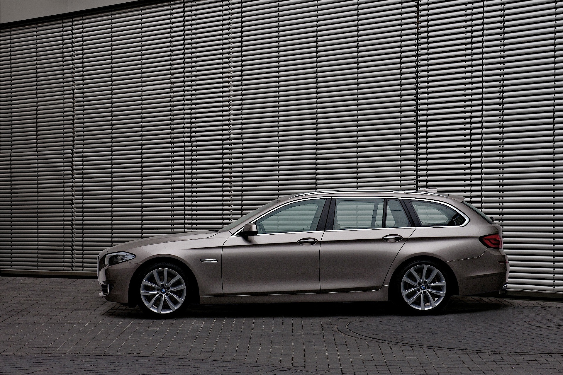 Bmw 5 Series Touring photo 32