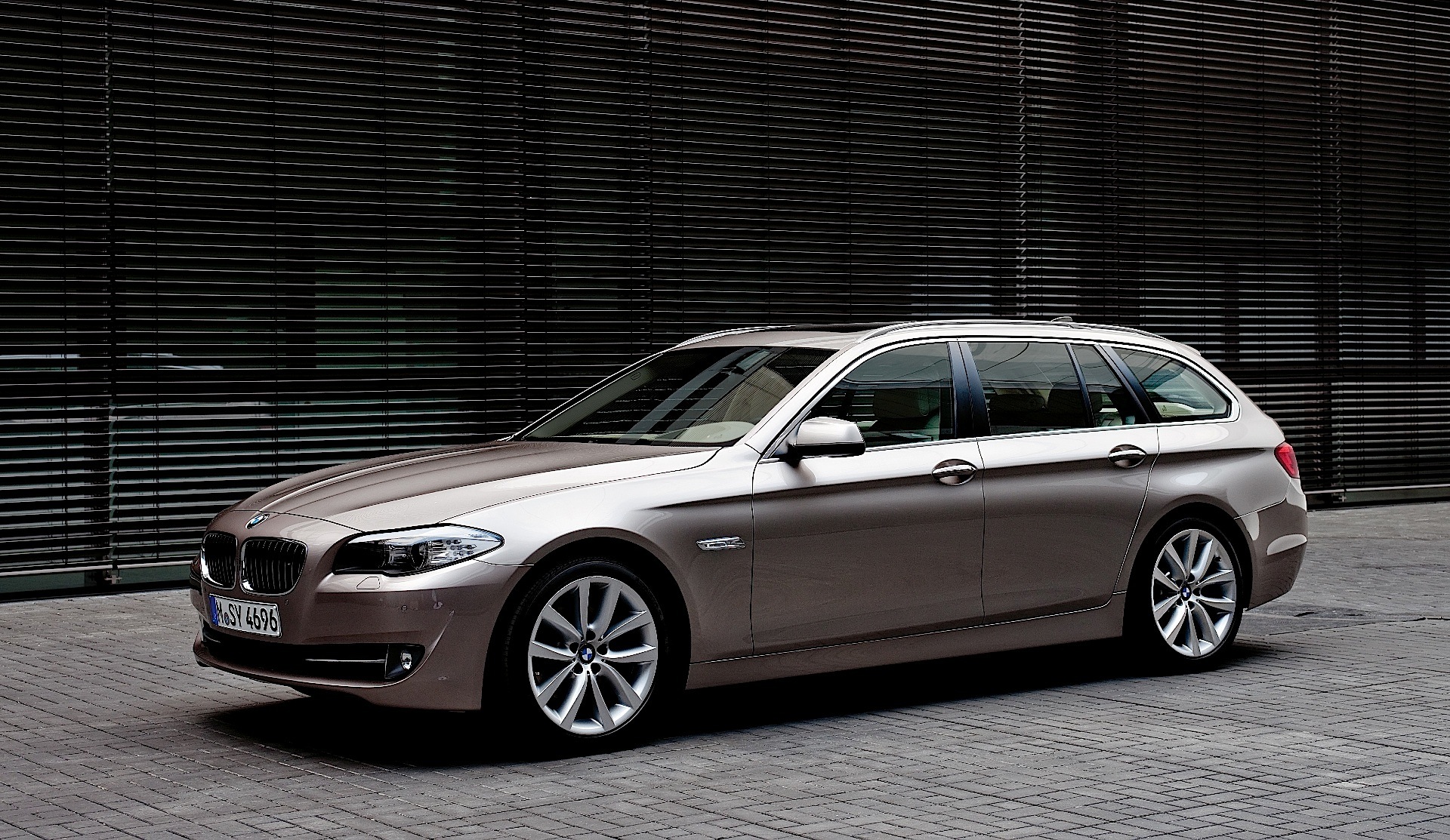 Bmw 5 Series Touring photo 33