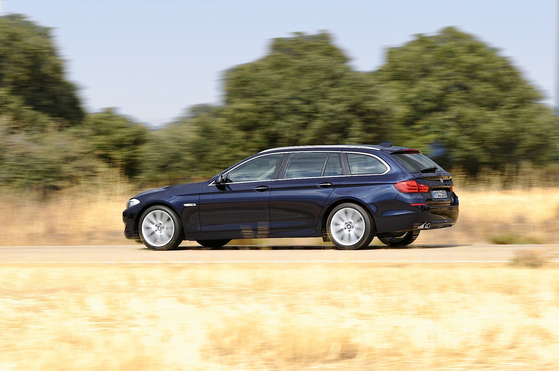 Bmw 5 Series Touring photo 35