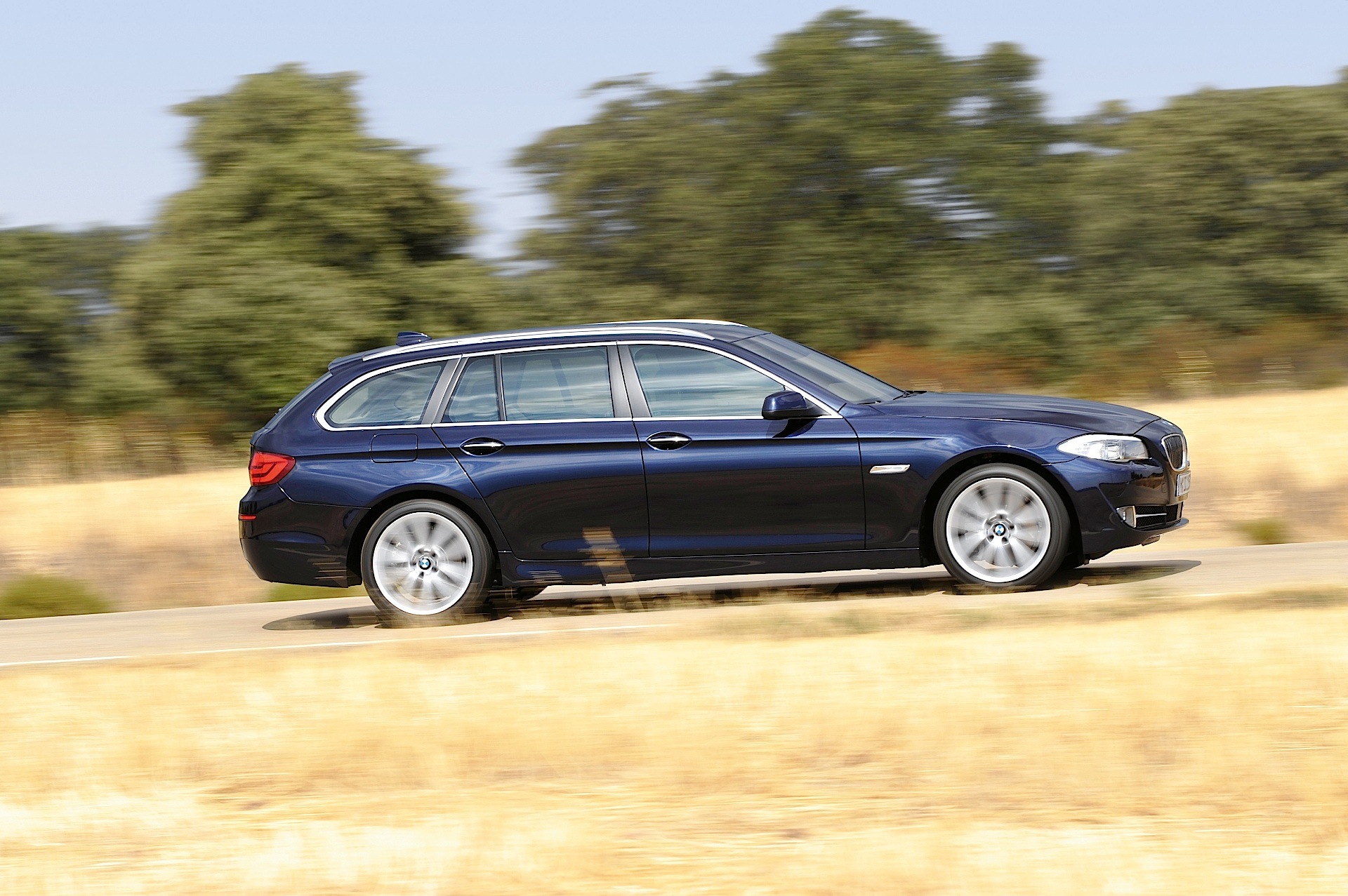 Bmw 5 Series Touring photo 36
