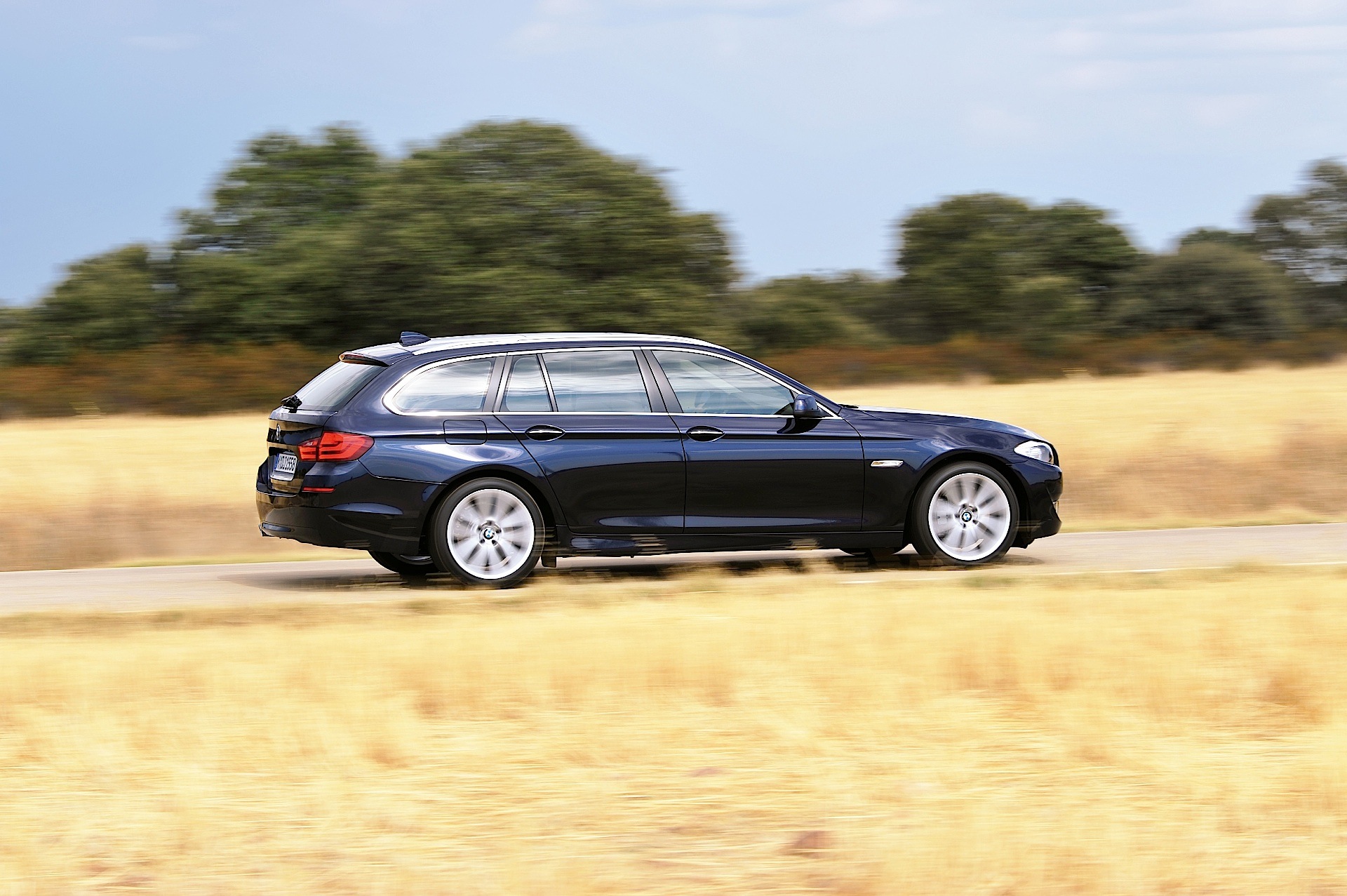 Bmw 5 Series Touring photo 38
