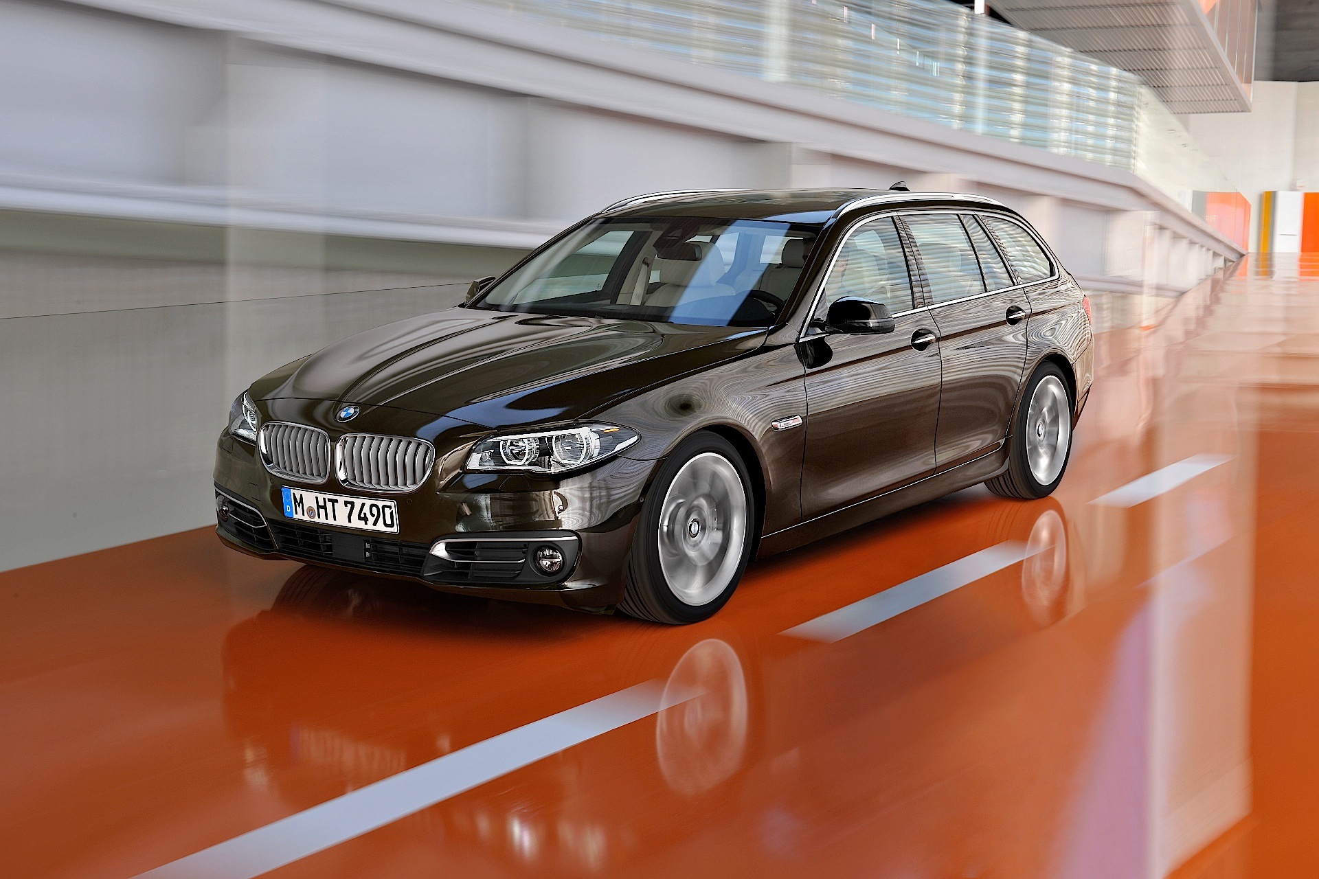 Bmw 5 Series Touring photo 19